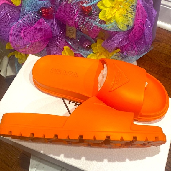 Prada 🧡 - Picture 3 of 8